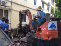 [ẢNH] Bức tường đổ sập sau trận mưa, đè bẹp 13 chiếc xe ô tô