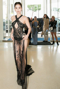 [ẢNH] Mỹ nhân Việt ‘mất điểm’ khi diện những bộ cánh ‘mặc như không mặc‘