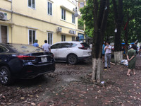 [ẢNH] Bức tường đổ sập sau trận mưa, đè bẹp 13 chiếc xe ô tô