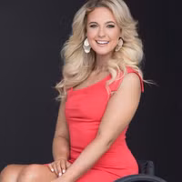 [ẢNH] Nhan sắc xinh đẹp của cô gái Mỹ ngồi xe lăn giành giải Á hậu 