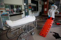 [ẢNH] Thái Lan: Dùng container đông lạnh chứa thi thể nạn nhân Covid-19 do nhà xác quá tải