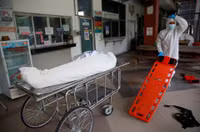 [ẢNH] Thái Lan: Dùng container đông lạnh chứa thi thể nạn nhân Covid-19 do nhà xác quá tải