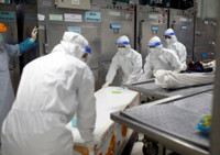 [ẢNH] Thái Lan: Dùng container đông lạnh chứa thi thể nạn nhân Covid-19 do nhà xác quá tải