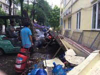 [ẢNH] Bức tường đổ sập sau trận mưa, đè bẹp 13 chiếc xe ô tô