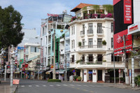 [Ảnh] Đường phố các tỉnh vắng lặng khi giãn cách phòng chống Covid-19 theo Chỉ thị 16