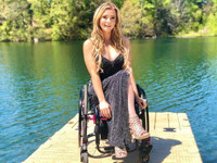 [ẢNH] Nhan sắc xinh đẹp của cô gái Mỹ ngồi xe lăn giành giải Á hậu 