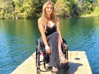 [ẢNH] Nhan sắc xinh đẹp của cô gái Mỹ ngồi xe lăn giành giải Á hậu 