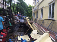 [ẢNH] Bức tường đổ sập sau trận mưa, đè bẹp 13 chiếc xe ô tô