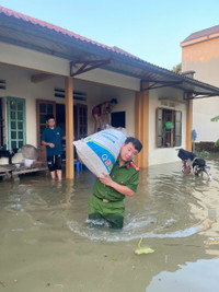 Lực lượng Công an hỗ trợ người dân khắc phục hậu quả do mưa lũ