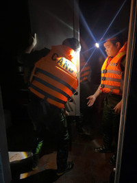 Lực lượng Công an hỗ trợ người dân khắc phục hậu quả do mưa lũ