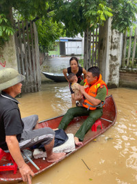 Lực lượng Công an hỗ trợ người dân khắc phục hậu quả do mưa lũ