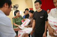 Nhìn lại hành trình chia sẻ nghĩa tình với đồng bào vùng bão lũ