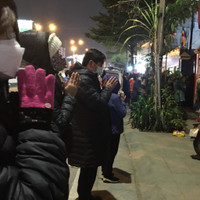 Người dân vái vọng ngoài cổng dự lễ cầu an trực tuyến ở chùa Phúc Khánh