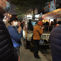 Người dân vái vọng ngoài cổng dự lễ cầu an trực tuyến ở chùa Phúc Khánh