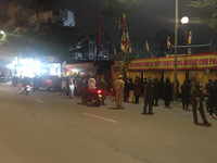 Người dân vái vọng ngoài cổng dự lễ cầu an trực tuyến ở chùa Phúc Khánh