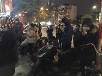 Người dân vái vọng ngoài cổng dự lễ cầu an trực tuyến ở chùa Phúc Khánh