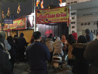 Người dân vái vọng ngoài cổng dự lễ cầu an trực tuyến ở chùa Phúc Khánh