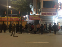 Người dân vái vọng ngoài cổng dự lễ cầu an trực tuyến ở chùa Phúc Khánh