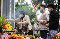 Hàng nghìn người đổ về Phủ Tây Hồ, chùa Hà lễ đầu năm 