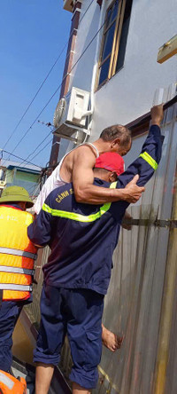 Lực lượng Công an hỗ trợ người dân khắc phục hậu quả do mưa lũ