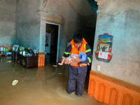 Lực lượng Công an hỗ trợ người dân khắc phục hậu quả do mưa lũ