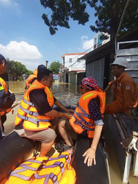 Lực lượng Công an hỗ trợ người dân khắc phục hậu quả do mưa lũ