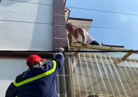 Lực lượng Công an hỗ trợ người dân khắc phục hậu quả do mưa lũ