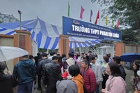 Phụ huynh xếp hàng xuyên đêm nộp hồ sơ: Trường phải hoàn lại phí ghi danh, dừng nhận hồ sơ trực tiếp