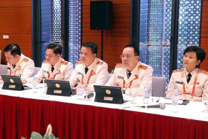 Các đại biểu thảo luận.