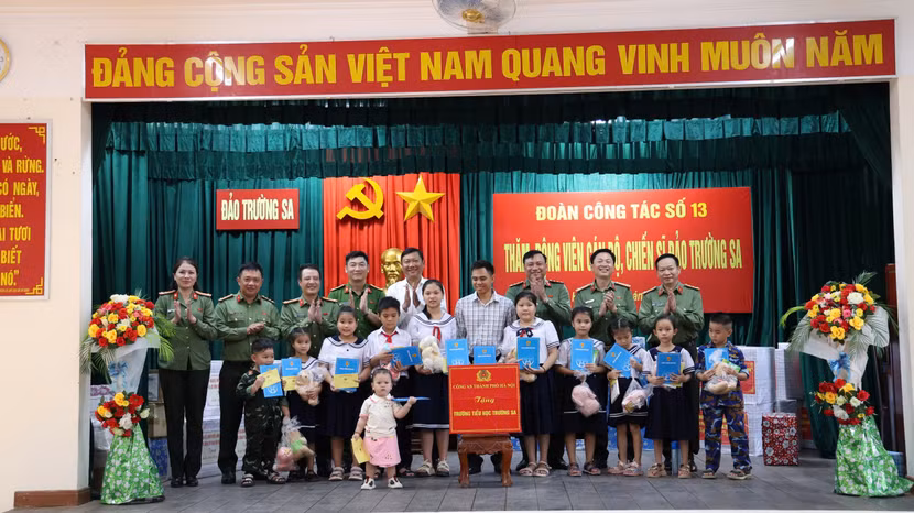 Thăm, tặng quà thầy giáo và học sinh trường Tiểu học Trường Sa