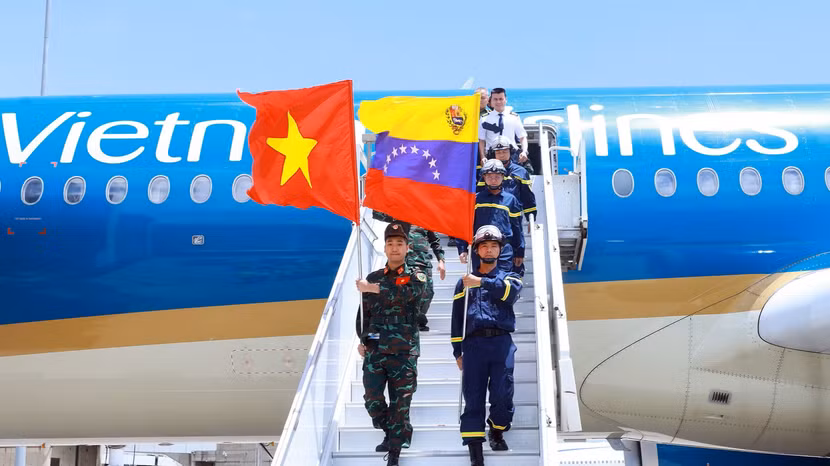 Đoàn cứu nạn, cứu hộ của Việt Nam tới sân bay Simón Bolívar.