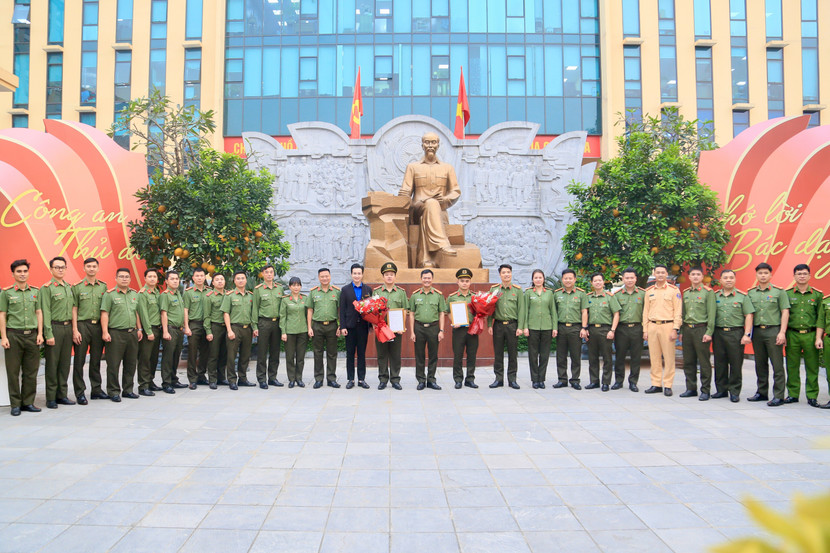 Các đại biểu chụp ảnh lưu niệm tại tượng Đài Chủ tịch Hồ Chí Minh