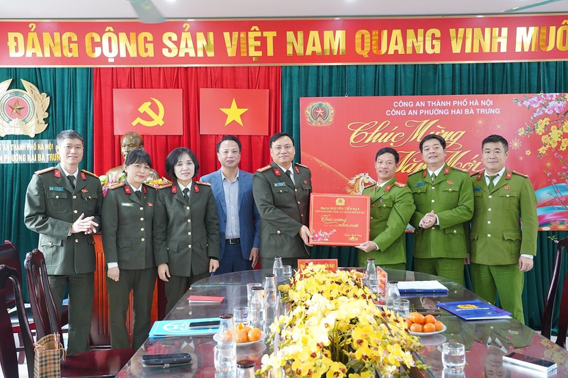 Lãnh đạo CATP Hà Nội kiểm tra công tác ứng trực và chúc Tết Công an cơ sở ảnh 1