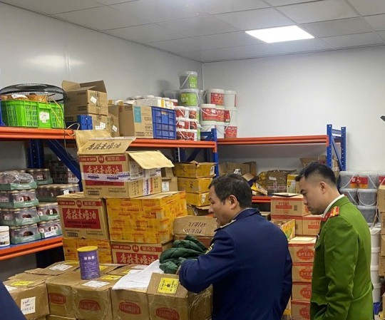 Phát hiện 1,5 tấn nguyên liệu thực phẩm không rõ nguồn gốc tại Công ty cổ phần BBB Thăng Long ảnh 1