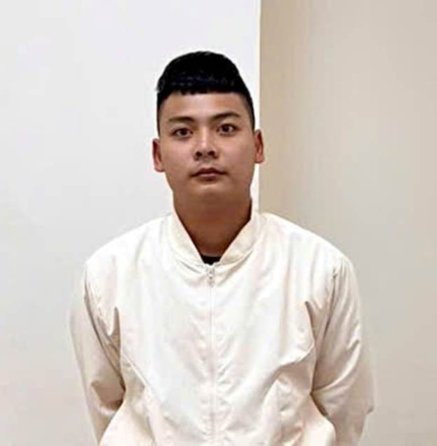 Vờ giúp người, cầm 25.000 USD lên ô tô phóng chạy ảnh 1