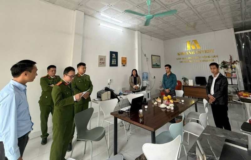 Cơ quan CSĐT Công an tỉnh Thái Nguyên đọc lệnh bắt đối tượng Phạm Thị Hồng Gấm và Hoàng Văn Hưng.