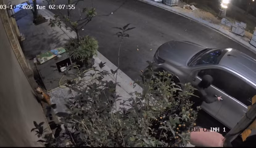 Hình ảnh đối tượng tiếp cận chiếc xe ô tô để trộm cắp bị camera ghi lại