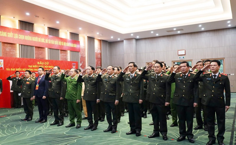 Các đại biểu thực hiện nghi lễ chào cờ trước giờ bầu cử.