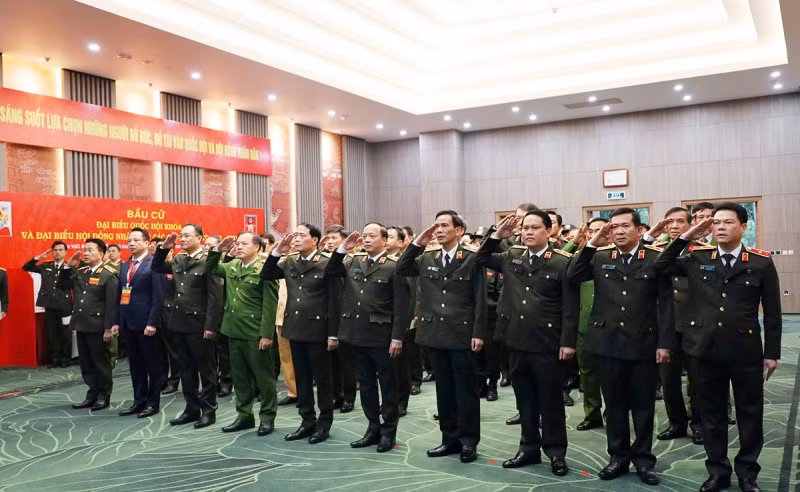 Các đại biểu thực hiện nghi lễ chào cờ trước giờ bầu cử.