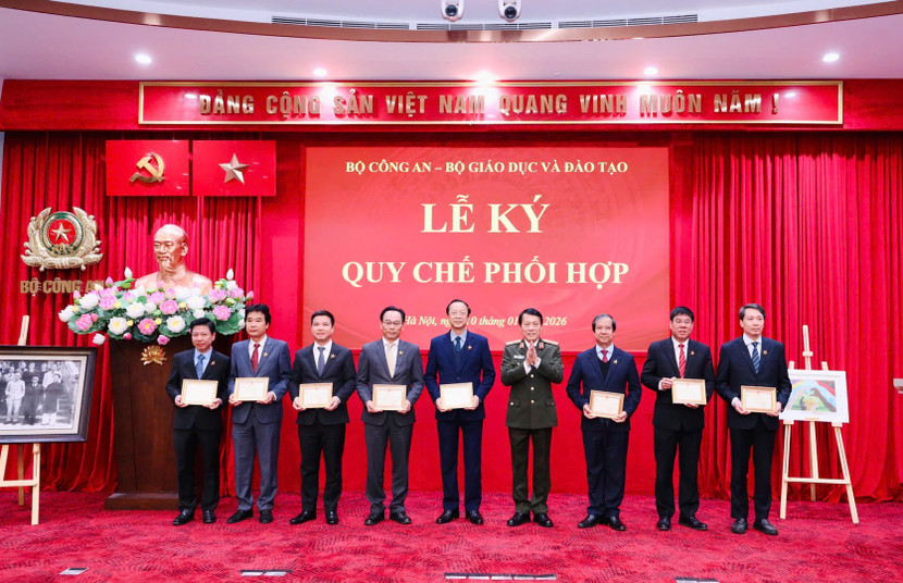 Bộ trưởng Lương Tam Quang trao Kỷ niệm chương “Bảo vệ An ninh Tổ quốc” tặng các đồng chí lãnh đạo thuộc Bộ GD&amp;ĐT vì đã có nhiều đóng góp cho sự nghiệp bảo vệ An ninh Tổ quốc.