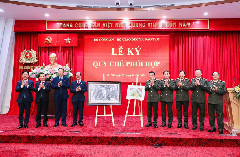 Các đồng chí lãnh đạo hai Bộ chụp ảnh lưu niệm.