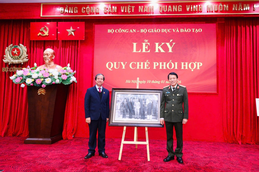 Bộ trưởng Lương Tam Quang trao bức tranh với chủ đề “Bác Hồ với đồng chí Vũ Đình Hòe – Bộ trưởng Bộ GD&amp;ĐT đầu tiên” tặng lãnh đạo Bộ GD&amp;ĐT.