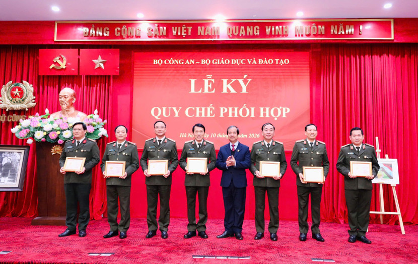 Bộ trưởng Bộ GD&amp;ĐT Nguyễn Kim Sơn đã trao Kỷ niệm chương “Vì sự nghiệp Giáo dục” tặng Bộ trưởng Lương Tam Quang và các đồng chí Thứ trưởng Bộ Công an, cùng lãnh đạo 02 đơn vị vì đã có nhiều đóng góp trong sự nghiệp giáo dục.