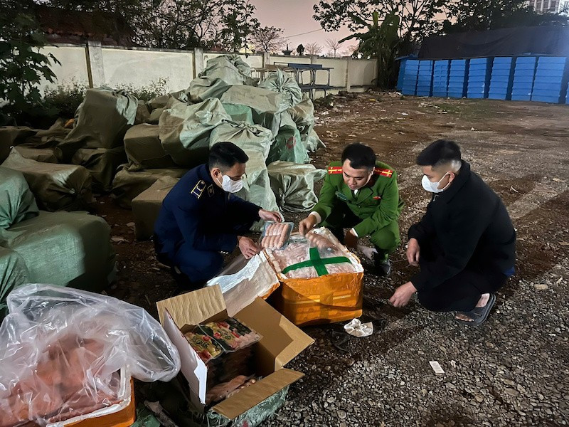 Phòng Cảnh sát kinh tế, Công an TP Hà Nội chủ trì phối hợp với Cục Cục Cảnh sát phòng chống tội phạm về môi trường và Đội Quản lý thị trường số 17 thu giữ số thực phẩm bẩn.