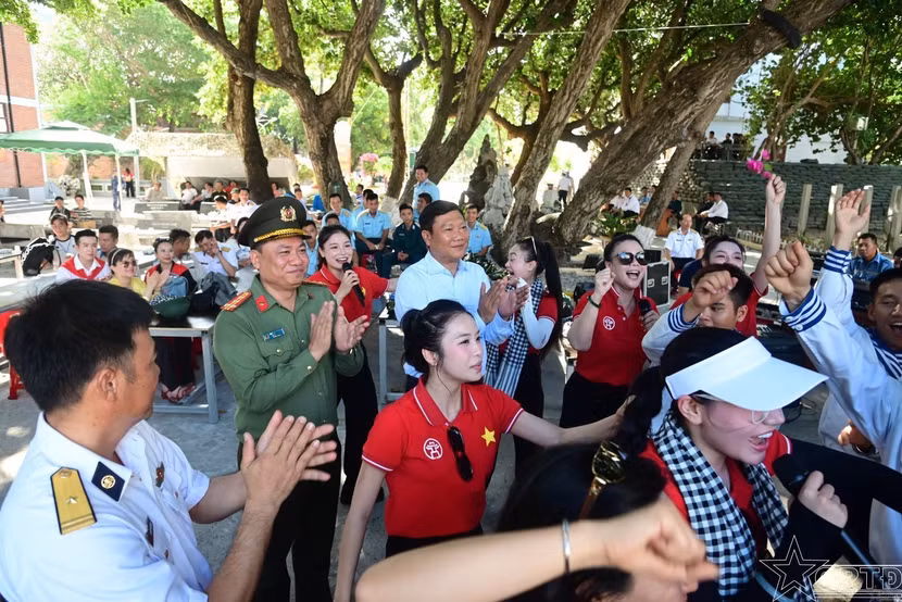 Đại tá Nguyễn Tiến Đạt giao lưu văn hoá, văn nghệ trên các điểm đảo