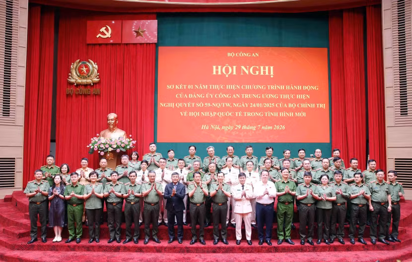 Các đại biểu chụp ảnh lưu niệm.