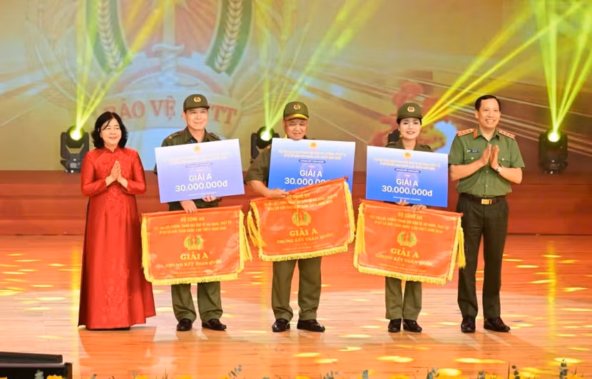 Chủ tịch Ủy ban Trung ương Mặt trận Tổ quốc Việt Nam Bùi Thị Minh Hoài và Thứ trưởng Lê Văn Tuyến trao thưởng các đội tuyển xuất sắc đạt giải A.