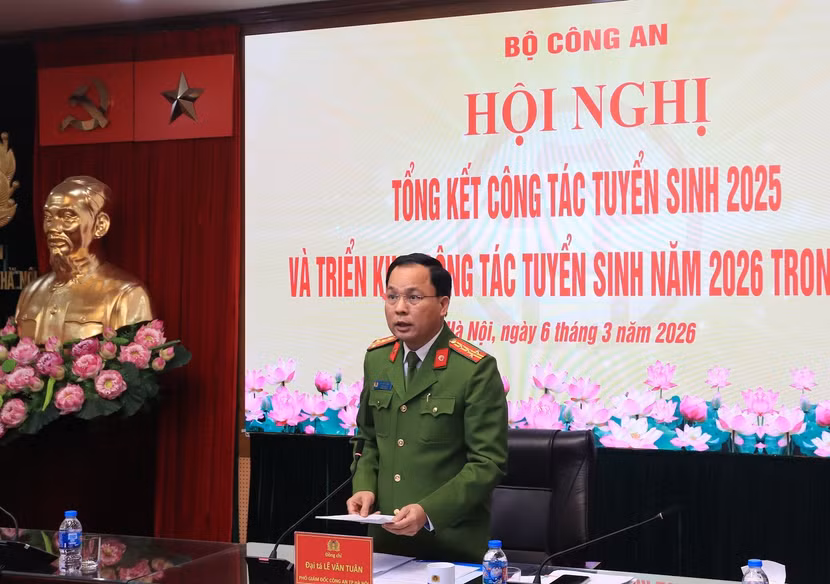 Đại tá Lê Văn Tuân, Phó Giám đốc CATP Hà Nội phát biểu tham luận tại Hội nghị Tổng kết công tác tuyển sinh 2025 và triển khai công tác tuyển sinh năm 2026 trong CAND