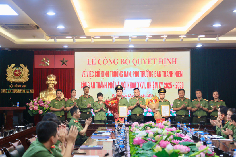 Ban Chỉ huy Phòng Công tác chính trị tặng hoa chúc mừng 02 đồng chí