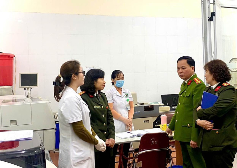 Đồng chí Phó Giám đốc CATP thăm, động viên y, bác sĩ của Bệnh viện